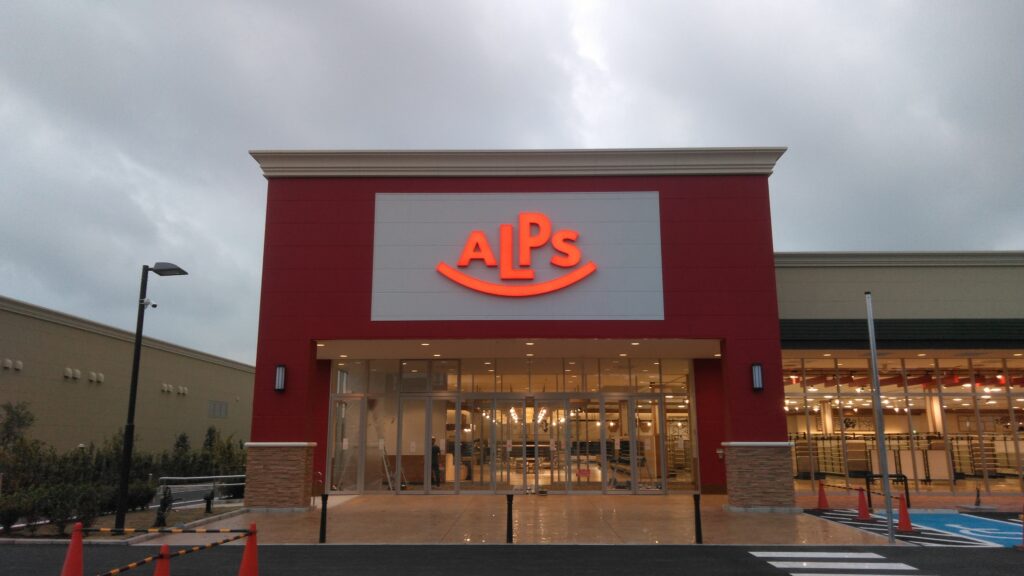 小売業様　新店舗サイン工事　（写真：箱文字　LED正面発光）